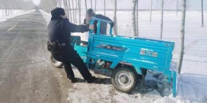 三轮车意外掉沟 警民携手来帮忙