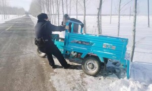 三轮车意外掉沟 警民携手来帮忙