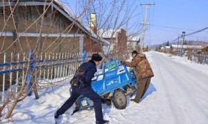 雪天车辆掉排水沟 民警“巧”救脱困